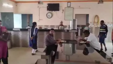 କୋରାପୁଟ ସହର: କୋରାପୁଟ ମେଡିକାଲ ପରିସରରେ ଥିବା ଆହାର କେନ୍ଦ୍ରର ସ୍ଥିତି ଅନୁଧ୍ୟାନ କରିବା ସହ ଆହାର ଖାଇଲେ ନିର୍ବାହୀ ଅଧିକାରୀ ସହ ମୁନସିପାଲଟି ଚେୟାରମେନ