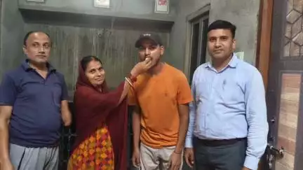 हंटरगंज: खुटीकेवाल खुर्द, हंटरगंज के शिक्षक के बेटे ने कला संकाय में हंटरगंज प्रखंड टॉप किया, परिजनों ने बांटी मिठाई
