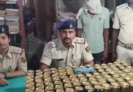 पूर्णिया पूर्व: सहायक खजाँची थाना ने वाहन जांच के दौरान 49.5 लीटर विदेशी शराब के साथ एक तस्कर को किया गिरफ्तार