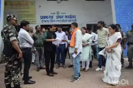 ईचागढ़: उपायुक्त ने किया ईचागढ़ प्रखंड सह अंचल कार्यालय का निरीक्षण, दिए आवश्यक दिशा-निर्देश