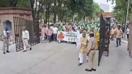 अमरोहा: अमरोहा कलेक्ट्रेट में भाकियू शंकर के बैनर तले विभिन्न समस्याओं के समाधान की मांग को लेकर गरजे किसान