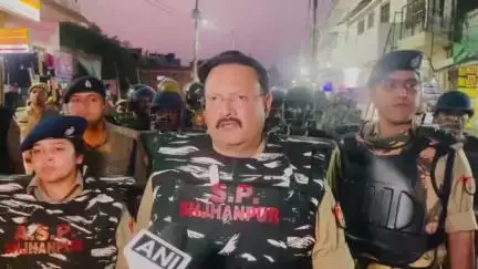 शाहजहांपुर: जिले में बकरीद के त्यौहार को लेकर एसपी ने किया फ्लैग मार्च, लोगों से शांति व्यवस्था की अपील की