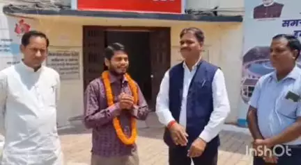 सिंगरौली: वार्ड क्रमांक 36 के पार्षद ने सफाई मित्र की मेहनत देखकर उपहार में साइकिल भेंट की