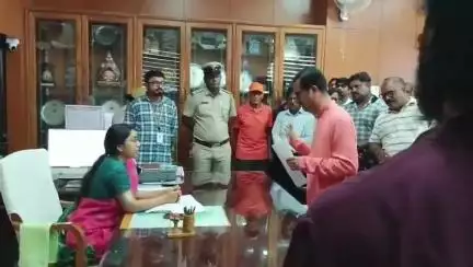 ಕಾರವಾರ: ದಕ್ಷಿಣ ಕನ್ನಡ ಜಿಲ್ಲೆಯಲ್ಲಿ ಹಿಂದೂ ಕಾರ್ಯಕರ್ತರ ಮೇಲೆ ಪೊಲೀಸರಿಂದ ನಗರದಲ್ಲಿ ಕ್ರಮಕ್ಕೆ ಆಗ್ರಹಿಸಿ ನಗರದಲ್ಲಿ ಜಿಲ್ಲಾಧಿಕಾರಿಗೆ ಮನವಿ