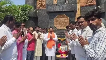 अहमदपूर: छत्रपती शिवाजी महाराज चौकात शिवराज्याभिषेक सोहळा निमित्ताने सहकारमंत्रीपाटीलयांनी छत्रपती शिवाजी महाराजांना केले अभिवादन