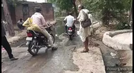 गोहद: गोहद जनपद पंचायत के ग्राम शेरपुर में मुख्य रोड पर वर्षों से भरा गंदा पानी,ग्रामीण हो रहे परेशान।#jansamasya