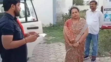 गोपद बनास: जिला अस्पताल में फैली अव्यवस्था को लेकर शिव सैनिकों ने चिकित्सा अधिकारी को सौंपा पत्र