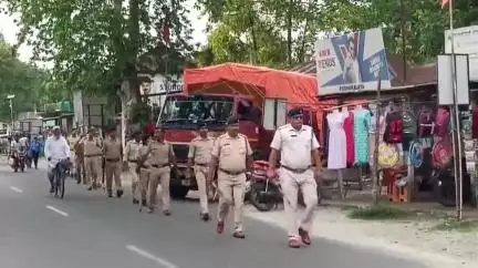 ধূপগুড়ি: ঈদ উতসবের আগে কোথাও যাতে কোন অপ্রীতিকর ঘটনা না ঘটে সেকারণে মেটেলি বাজার সহ বিভিন্ন এলাকায় রুটমার্চ করল পুলিস