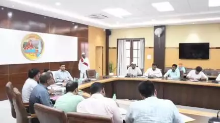 सर्किट हाउस में बैठक के दौरान जिलाधिकारी ने सचिन को निलंबित किया, BDO और ADO का वेतन वृद्धि रोकने का निर्देश
