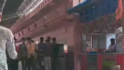 शामगढ़: शामगढ़ रेलवे स्टेशन पर आर्मी ट्रेनिंग कर लौटे युवा ने रिटायर्ड टीचर को परेड करते हुए सलामी दी