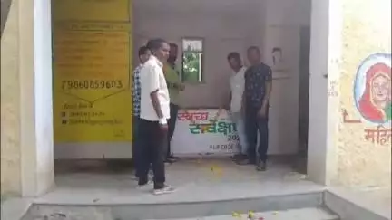 सेलू: उपजिल्हारुग्णालय सेलू येथील सार्वजनिक शौचालयात घाणीचे साम्राज्य ;शौचालयाच्या गेटला पुष्पहार घालून केला निषेध #Jansamasya