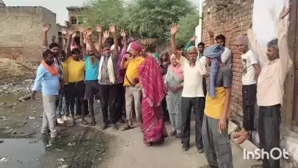 कुम्हेर: कुम्हेर कस्बे के पंजाबी मोहल्ला में गंदगी और जल भराव के चलते लोगों ने नगर पालिका प्रशासन के खिलाफ किया विरोध प्रदर्शन