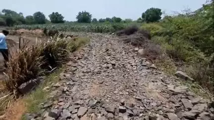 गंगाखेड: मौजे खळी येथील शेत पांदण रस्त्याची दुरावस्था ग्रामस्थांचे खळी येथे आमरण उपोषण #Jansamasya