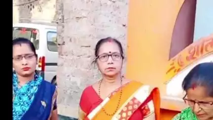 फतेहाबाद: फतेहाबाद के हनुमान मंदिर पर निर्जला एकादशी के उपलक्ष में महिलाओं ने बांटा मीठा शरबत