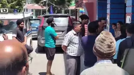 जोशीमठ: जोशीमठ नगर में पार्किंग को लेकर विवाद में तीन लोग घायल, सिख तीर्थ यात्रियों पर मारपीट का आरोप, थाने का किया घेराव