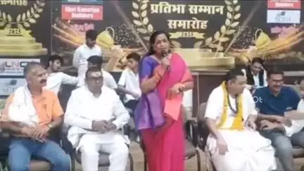 होशंगाबाद नगर: नर्मदा महाविद्यालय ऑडिटोरियम में नव अंकुर संस्थान द्वारा आयोजित प्रतिभा सम्मान समारोह में राज्यसभा सांसद शामिल हुईं