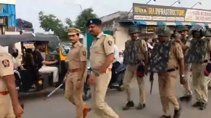 परभणी: ईद उल अज़्हा सणाच्या पार्श्वभूमीवर नानलपेठ पोलीसांच्या वतीने शहरातील मुख्य बाजार पेठेतून पथसंचलन
