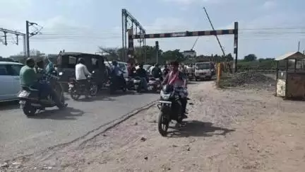 અંજાર: મેઘપર બોરીચી લીલાશાહ ફાટક અંડરબ્રિજના નિર્માણની પ્રતીક્ષાનો અંત ક્યારે?બે વખત ખાતમુર્હુત છતાં કામ અધૂરું #jansamasya