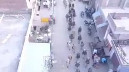 कासगंज: बकरीद पर्व को लेकर सोरों कोतवाली क्षेत्र में पुलिस ने किया फ्लैग मार्च, ड्रोन कैमरे से निगरानी की गई