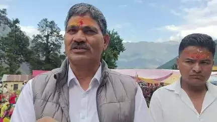 जोशीमठ: बदरीनाथ के पूर्व विधायक राजेंद्र भंडारी उर्गम में गौरा देवी मेले में लगे पहाड़ी व्यजनों के स्टाल को देखकर गदगद हुए