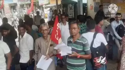 ঠাকুরপুকুর-মহেশতলা: শ্রমিক ফ্রন্ডে জেলা সম্মেলন উপলক্ষে বার্তা মহেশতলা এরিয়া কমিটির পক্ষ থেকে লুঙ্গি স্টেশনে প্রচার সিপিএম কর্মী সমর্থকদের