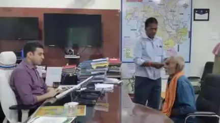 डुमरा: डीएम ने कार्यालय कक्ष में जनता दरबार लगाकर सुनी लोगों की समस्या