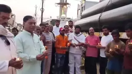 बीना: गांधी चौराहे पर श्रद्धांजलि कार्यक्रम का आयोजन, बड़ी संख्या में लोग हुए शामिल