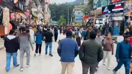 कुल्लू: वीकेंड पर कुल्लू मनाली में बड़ी संख्या में पर्यटकों की आमद, रोहतांग दर्रे पर बर्फबारी से बढ़ी ठंड के कारण पहुंचे सैलानी