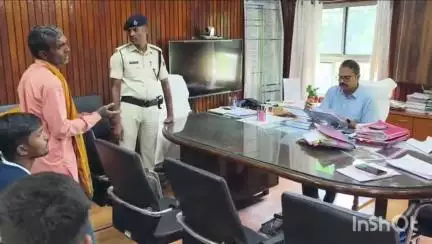 भभुआ: समाहरणालय में डीएम ने जनता दरबार का आयोजन किया, जिले से पहुंचे फरियादियों की समस्याएं सुनी गईं