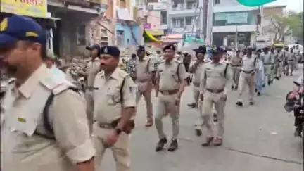 बड़वाह: ईद उल अजहा को देखते हुए बड़वाह पुलिस ने नगर में निकाला फ्लैग मार्च
