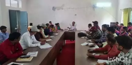 रानीश्वर: प्रखंड कार्यालय में 15वीं वित्त योजना के तहत योजनाओं को लेकर बीडीओ ने सचिवों के साथ बैठक की