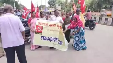 ಕೊಪ್ಪಳ: ಗಾಂಧಿನಗರ ಸಾರ್ವಜನಿಕ ಶೌಚಾಲಯ ಅವ್ಯವಸ್ಥೆ, ಬೀದಿಗಿಳಿದು ಪ್ರತಿಭಟಿಸಿ ಮಹಿಳೆಯರು #localissue