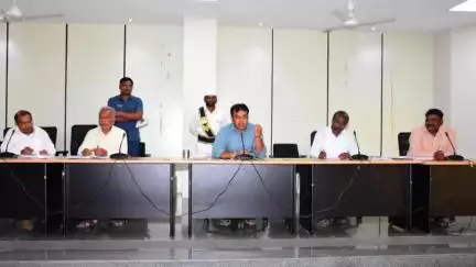 సిరిసిల్ల: ఇందిరమ్మ ఇండ్ల నిర్మాణాలపై ఎంపీడీవోలు, హౌసింగ్ అధికారులు, పంచాయతీ కార్యదర్శులతో కలెక్టర్ సందీప్ కుమార్ ఝా సమీక్ష సమావేశం