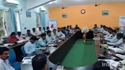कुंडहित: प्रखंड सभागार में बीडीओ ने मनरेगा सहित विभिन्न योजनाओं को लेकर समीक्षा बैठक की