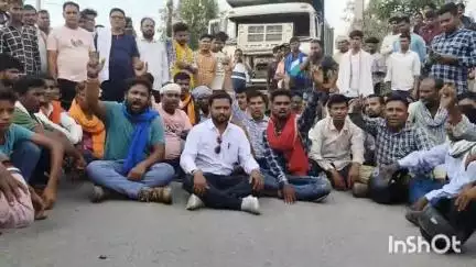 नौडीहा बाज़ार: टोला बघमरवा के पास तेज रफ्तार हाइवा की टक्कर से बाइक सवार व्यक्ति की हुई मौत, लोगों ने किया सड़क को जाम