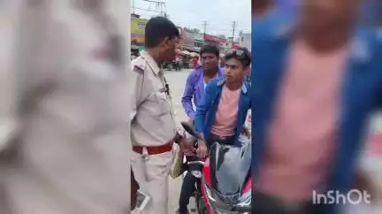 রতুয়া ১: ট্র্যাফিক আইন অমান্য করায় রতুয়ায় পদক্ষেপ নিচ্ছে পুলিশ, দেওয়া হচ্ছে সতর্কবার্তা