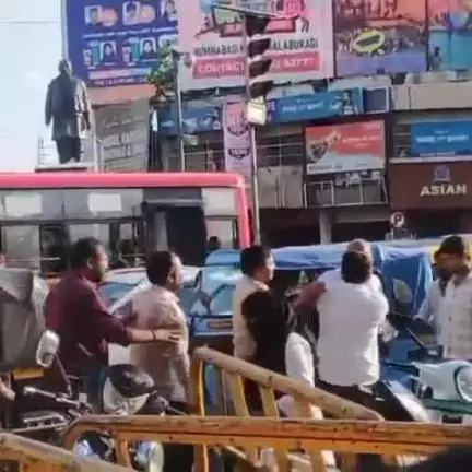 ಕಲಬುರಗಿ: ನಗರದಲ್ಲಿ ಕಾಂಗ್ರೆಸ್ ವಿರುದ್ಧದ ಪ್ರತಿಭಟನೆಯಲ್ಲಿ ಫೋಟೋ ಕ್ಲಿಕ್ಕಿಸಿಕೊಳ್ಳುವ ವಿಚಾರಕ್ಕೆ ಬಿಜೆಪಿಗರ ನಡುವೆಯೇ ಗಲಾಟೆ!