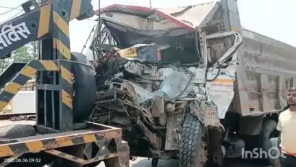जयनगर: बाघमारा में पत्थर लदे हाइवा ने खड़ी हाइवा को मारी टक्कर, दोनों वाहन चालक बाल-बाल बचे