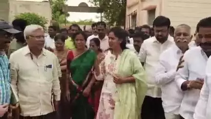 శింగనమల: నార్పల మండల కేంద్రంలో మొక్కలు నాటే కార్యక్రమంలో పాల్గొన్న ఎమ్మెల్యే శ్రావణి