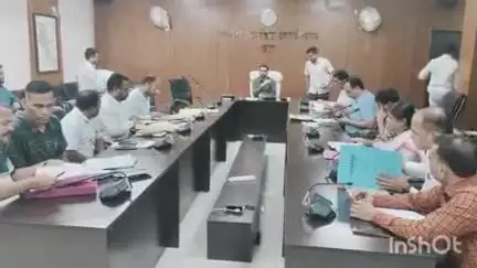 गढ़वा: समाहरणालय के सभागार में उपायुक्त ने की पीएम जनमन योजना की समीक्षा बैठक
