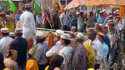 कुल्लू: भगवान रघुनाथ के मंदिर में मनाया गया जल विहार पर्व, मंदिर से निकलकर वाटिका के सरोवर में किया पवित्र स्नान