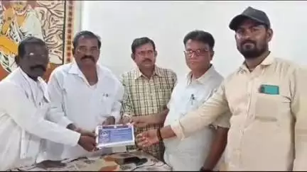 ఉరవకొండ: ఉరవకొండలో ఆరోగ్య సిబ్బందికి జాతీయ కీటక జనిత వ్యాధుల నియంత్రణ కరపత్రాలు అందజేత