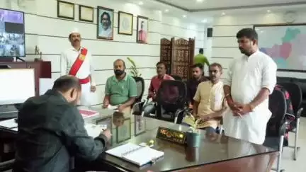 कोडरमा: अपने कार्यालय कक्ष में उपायुक्त ने जनता दरबार में लोगों की समस्याओं को सुना, कार्रवाई के दिए निर्देश