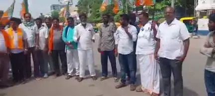 ರಾಮನಗರ: '11 ಜನರ ಸಾವಿಗೆ ರಾಜ್ಯ ಸರ್ಕಾರವೆ ಕಾರಣ,' ನಗರದಲ್ಲಿ ಬಿಜೆಪಿ-ಜೆಡಿಎಸ್ ಪ್ರತಿಭಟನೆ