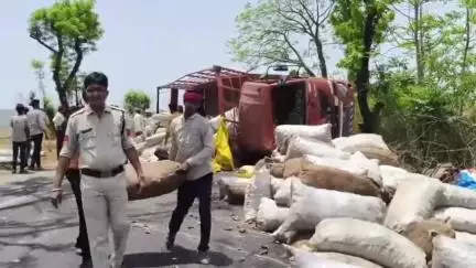चंदेरी: छेवली नदी के समीप भैंस व बाइक को बचाने के प्रयास में अनियंत्रित होकर पलटा अरबी से भरा ट्रक