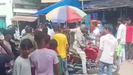 মঙলদৈ ভাগ: মঙলদৈ চহৰত খোজকাঢ়ি গৈ থকা অৱস্থাত এগৰাকী মহিলাৰ পৰা চোৰে লৈ যায় ধন, চাৰিজনক আটক