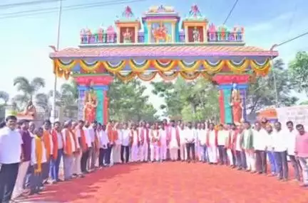 పటాన్​​చెరు: పటేల్ గూడ గ్రామంలో నూతనంగా నిర్మించిన దుర్గామాత ఆలయ స్వాగత తోరణాన్ని ప్రారంభించిన ఎమ్మెల్యే  మహిపాల్ రెడ్డి