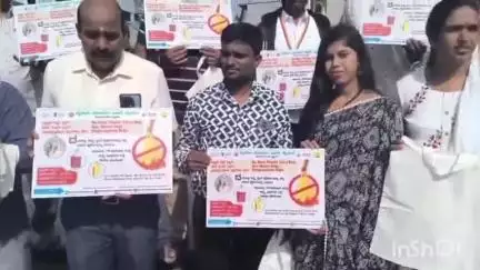 ಮೈಸೂರು: 'ಪ್ಲಾಸ್ಟಿಕ್ ಚೀಲ ಬಿಡಿ, ಬಟ್ಟೆ ಚೀಲ ಹಿಡಿ,' ನಗರದ ದೇವರಾಜ ಮಾರ್ಕೆಟ್‌ನಲ್ಲಿ ಜಾಗೃತಿ ಅಭಿಯಾನ