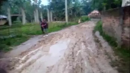 নাজিৰা: গেলেকীৰ ১৭ নং লাইনৰ মৰাণ গাঁ‌ও সংযোগী পথৰ জৰাজীৰ্ণ পথে জীয়াতু ভোগাইছে ৰাইজক #jansamasya