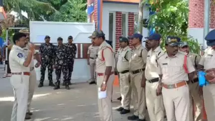 బీడుపల్లి డీఎస్సీ పరీక్ష కేంద్రం వద్ద కట్టుదిట్టమైన భద్రతా ఏర్పాట్లు చేపట్టిన పోలీసులు